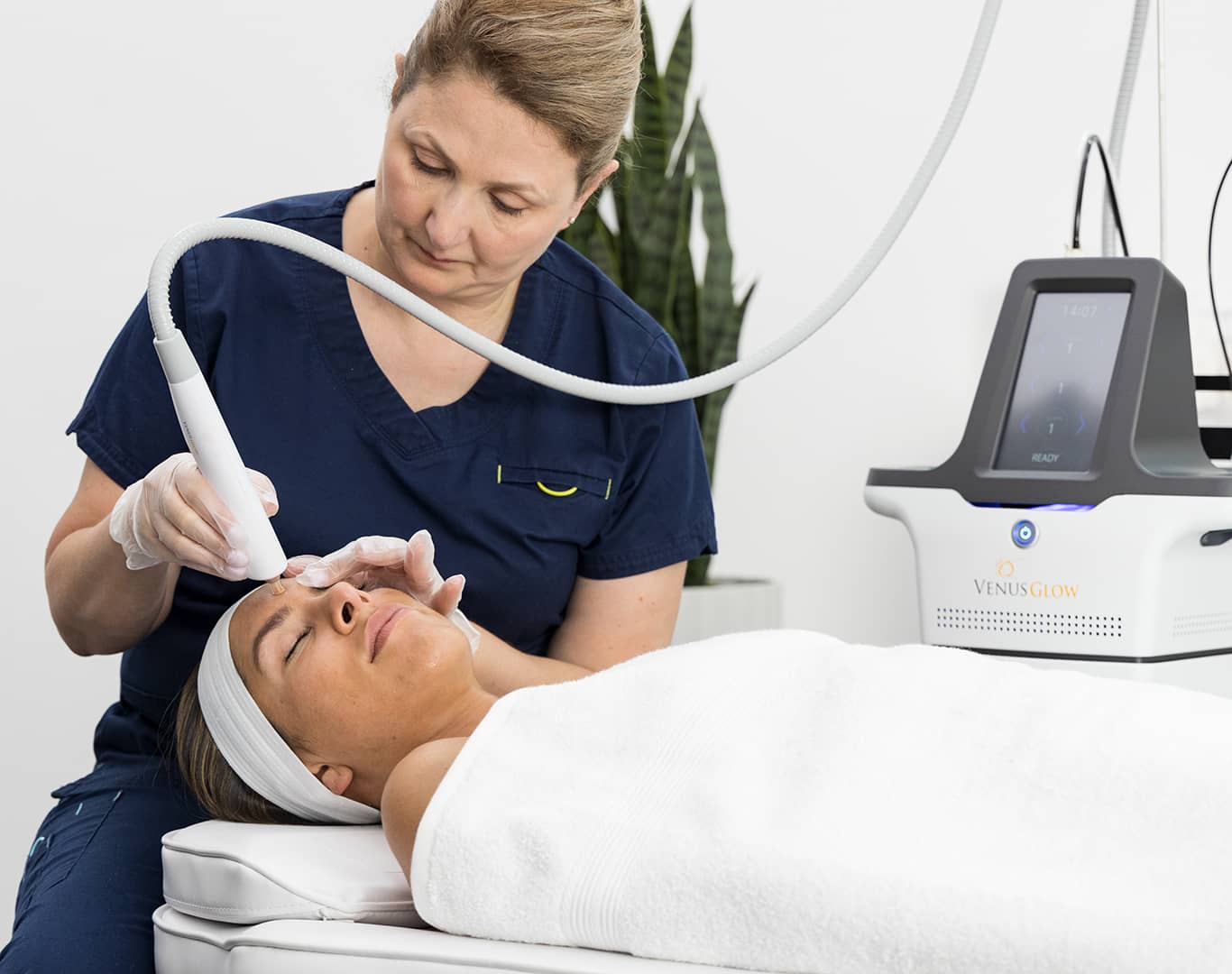 Hydra Facial In Richmond Hill And Toronto Area By Venus Glow™ 
